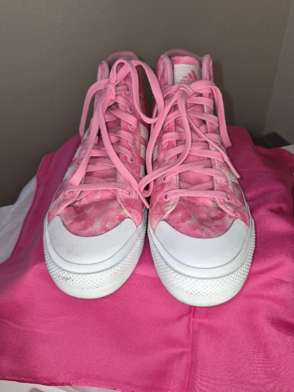 Adidas Bravada 2.0 Platform Mid "Pulse Magenta" sneakers.